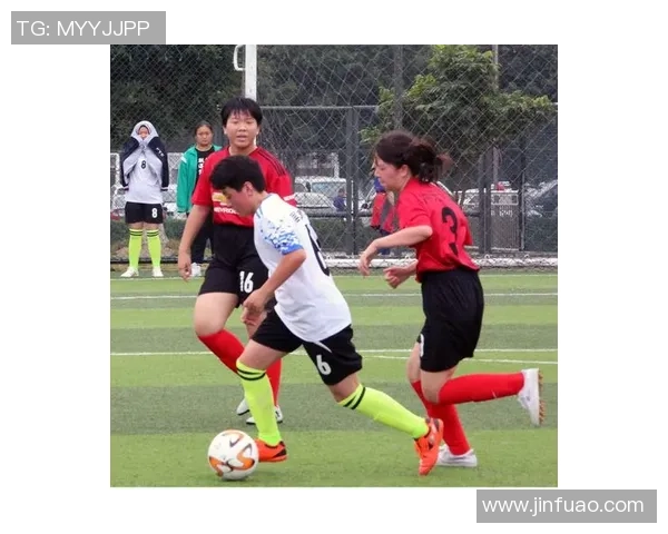 矮人也能踢足球展现不一样的激情与梦想